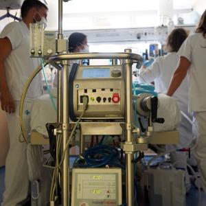 Professionals atentent a un pacient amb ECMO