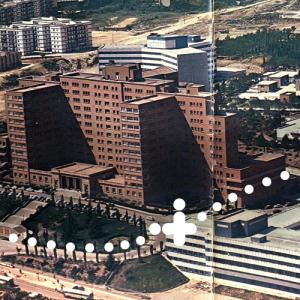 Fotografia aèria de l'Hospital General amb l'Hospital de Traumatologia de fons